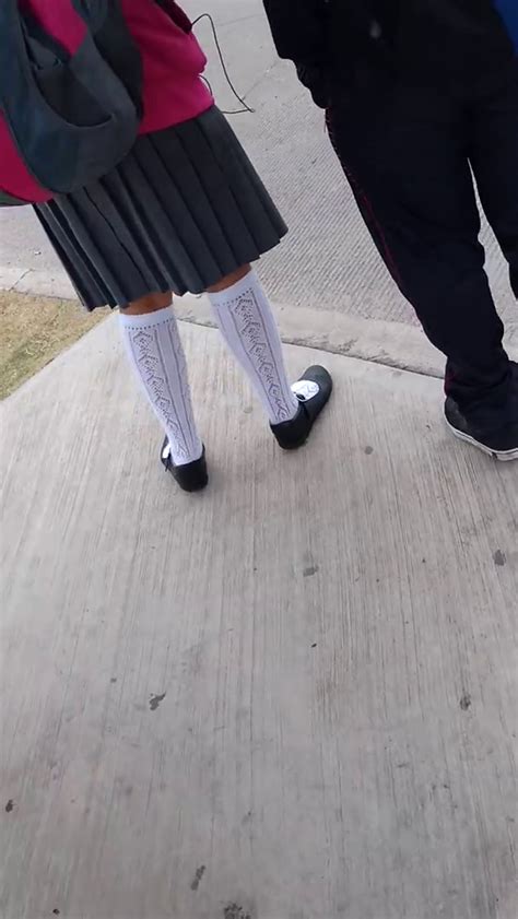 colegialas bailando|BAJO FALDA: LINDA COLEGIALA EN LA COMBI .